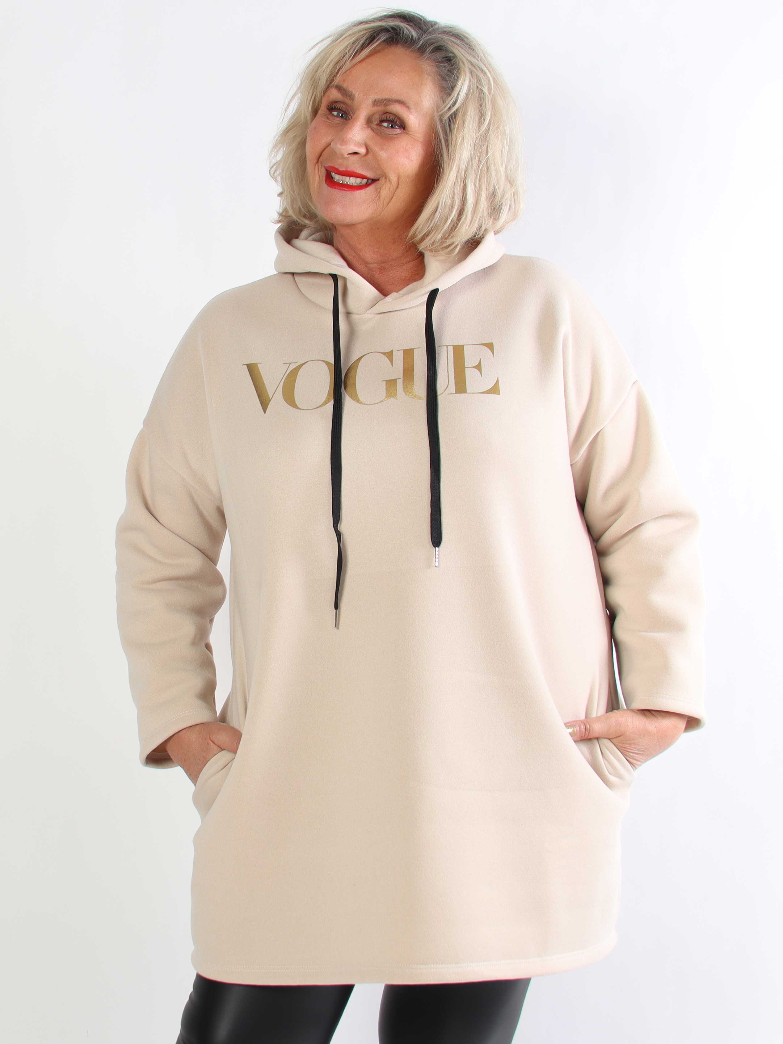 Perrine - Plus size hoodiekjole med VOGUE tryk med lommer